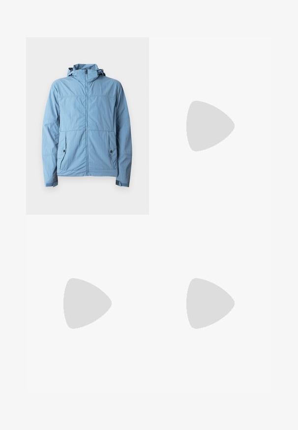 Casaco azul-claro feito de tecido leve, com fecho de correr frontal, capuz e dois bolsos laterais com fecho por botão.; T-shirt de algodão branco com decote redondo, mangas curtas e um pequeno logótipo bordado apresentando montanhas e texto no lado esquerdo do peito.; Jeans de denim de cor creme com corte reto, apresentando dois bolsos frontais, um fecho com botão e uma marcação subtil perto da cintura.; Tênis brancos com uma textura suave, apresentando um detalhe verde no calcanhar e um pequeno logotipo de crocodilo bordado na lateral.