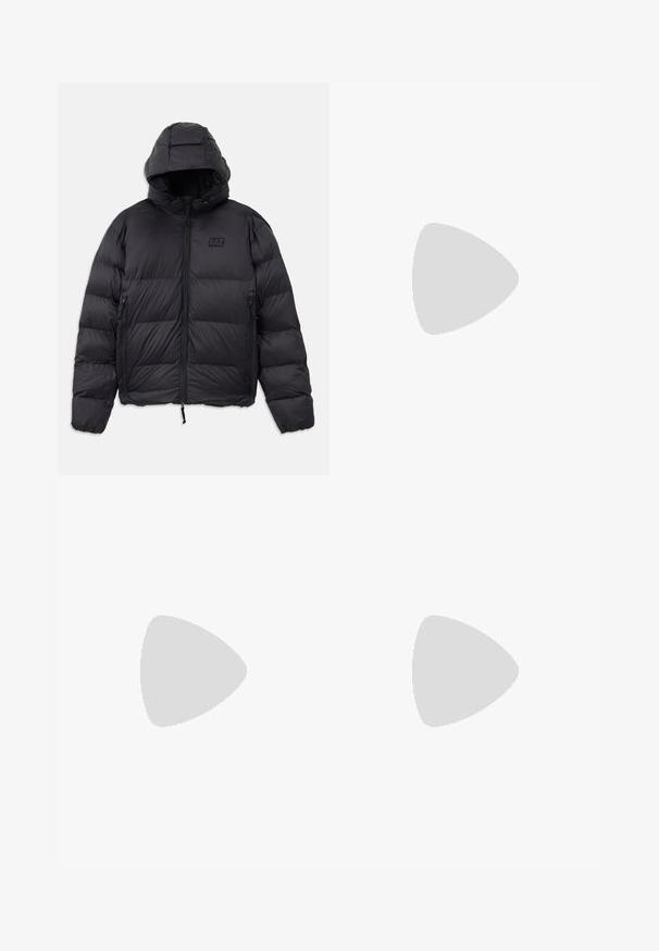 Jachetă puffer neagră cu glugă, având o formă pătrată, secțiuni matlasate, buzunare cu fermoar și un mic logo pe piept.; Tricou alb din bumbac, cu guler rotund și mâneci scurte, având un logo auriu EA7 Emporio Armani imprimat pe față.; Shorts atletici negri dintr-un material moale, având o talie elastică și un mic logo galben EA7 pe partea inferioară a piciorului stâng.; Sneakers din piele albă cu un finisaj neted, vârf rotund, șireturi plate și o talpă texturată. Prezintă un logo subtil pe călcâi.