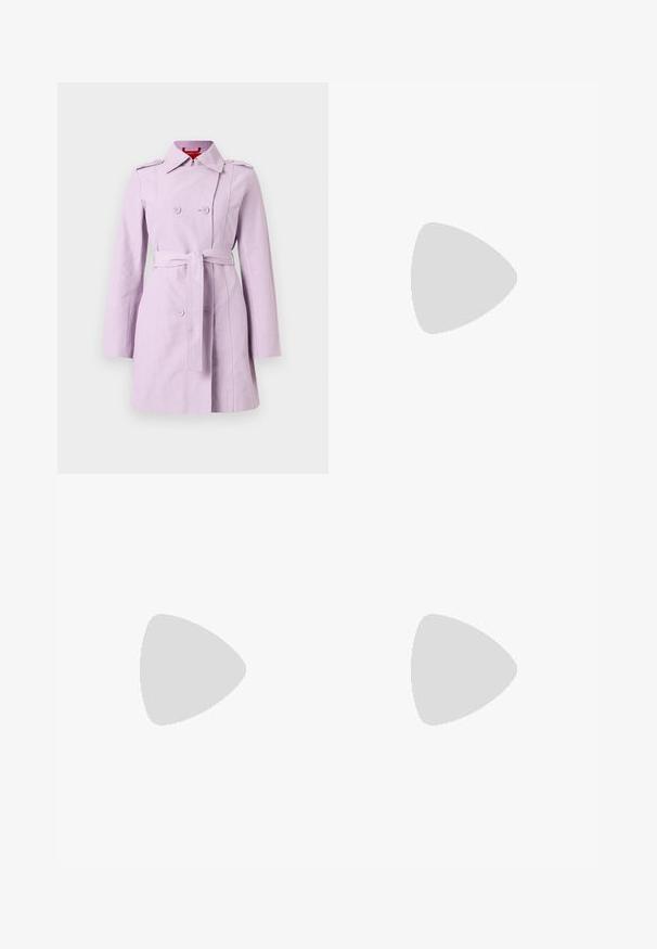 Lavendli trench coat, mis kandeel on kerge kangas, kahekordse nööbistusega, vööga taljes ja õlavarre epauletidega.; Valge pika käisega krae särg, mis on valmistatud puuvillast. Omab nööbipaneeli esiosa ja ühte rinna taskut. Sujuv tekstuur, vabalt lõigatud.; Tumesinine seelik, millel on struktureeritud disain, külgpocket ja metallist D-rõnga vöödetail. Valmistatud vastupidavast kangast.; Musthave mustika tantsutossud mustast nahast, ümmarguse varbaga, siledast tekstuurist, minimaalse õmblusdetailiga ja paindliku tallakujundusega.