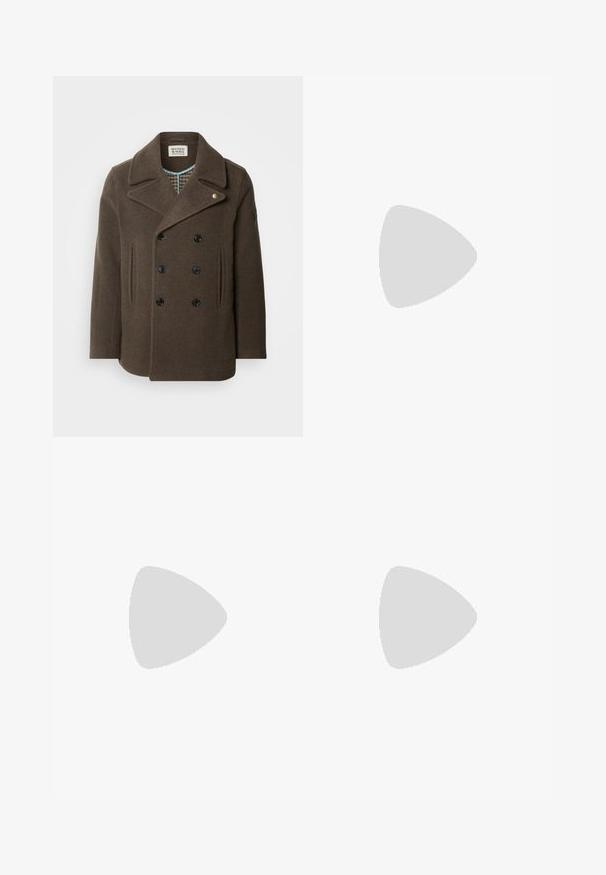 Brun uld peacoat med dobbeltradet design, sorte knapper, sidelommer og et ternet indlæg. Har bred, snipperet krave.; Lys grå langærmet crewneck sweater med ribbet krave, manchetter og kant, lagt fladt på en hvid baggrund.; Sorte bukser lavet af glat stof, med knaplukning, bæltestropper og lige bendesign. Ingen synlige mønstre eller accenter.; Sorte læder chelsea støvler med elastiske sidepaneler, trækflapper, rund tå og tekstureret gummisål. Glat overflade og robust design.; Sort læder weekendtaske med dobbelte håndtag, en justerbar skulderrem, lynlåse og en rektangulær form med en glat overflade.
