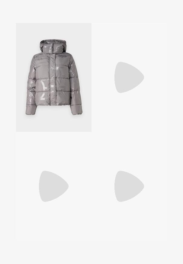 Γκρι μπουφάν με γυαλιστερή υφή, με κουκούλα και ραμμένα πάνελ. Διαθέτει διακριτικές λογότυπα μπροστά και φερμουάρ.; Μαύρο βαμβακερό μπλουζάκι με κοντά μανίκια, διαθέτοντας ένα μικρό ροζ γραφικό πεταλούδας στο αριστερό στήθος. Σχέδιο με στρογγυλή λαιμόκοψη και άνετη εφαρμογή.; Μαύροι πλισέ παντελόνια με ελαστική μέση. Διαθέτουν φαρδιά πόδια και μαλακό, υφασμάτινο υλικό με κατακόρυφες ρίγες.; Μαύρα πατεντέ δερμάτινα γοβάκια slingback με μυτερή μύτη και γεωμετρικό τακούνι. Έχουν κομψό, μινιμαλιστικό σχέδιο και λεία υφή.