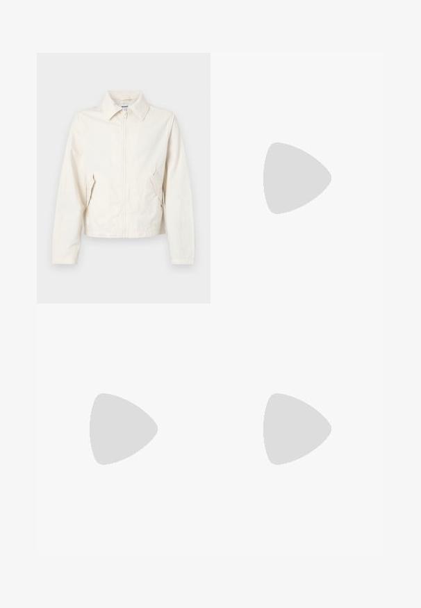 Jachetă scurtă, de culoare crem, fabricată dintr-un material neted. Prezintă un guler, fermoar frontal și buzunare laterale cu accente din butoane.; Tricou negru dintr-un material fin, cu guler rotund, având trei dungi verzi pe umeri și un mic logo verde pe piept.; Pantaloni atletici negri cu talie elastică, având dungi albe pe laterale și un mic logo. Materialul pare moale și ușor.; Tenisi negri din suede cu accente galbene, având trei dungi și o talpă din cauciuc maroniu. Include un limba căptușită pentru confort.