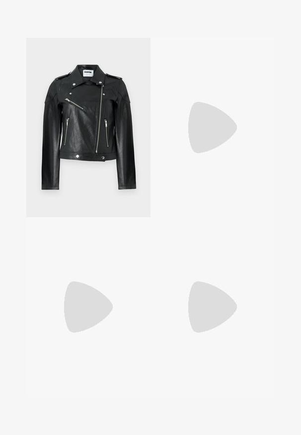 Jaqueta de moto de couro preto com design curto, fechos de zíper prateados, fechos de botão e epaulettes nos ombros. Apresenta um acabamento texturizado.; T-shirt preta de mangas curtas com decote redondo, feita de tecido de algodão suave. Design simples, sem logótipos ou padrões visíveis.; Calças pregueadas pretas com uma cintura elástica. Apresentam pernas largas e um tecido liso, texturizado com riscas verticais.; Mules de salto aberto de cor azul clara com um design geométrico, apresentando uma faixa larga sobre o pé e um salto chunky e angular.; Bolsa tote preta em couro com textura lisa, forma retangular e duas alças longas. Sem hardware ou enfeites visíveis.