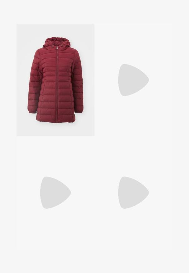 Bordo puffer jakna s kapuljačom, s horizontalnim kvadratnim dizajnom, prednjim zatvaračem i elastičnim manžetama za dodatnu toplinu. Mekana tekstura.; Bijela majica dugih rukava s rolificom izrađena od glatkog, rastezljivog materijala. Ima visoki ovratnik i uski kroj, bez vidljivih uzoraka ili ukrasa.; Široke traperice s gradijentom od svijetloplave do tamnoplave, visokog struka, petljama za remen i remenom od istog materijala. Teksturirana traper tkanina.; Bijele platforme tenisice napravljene od glatkog sintetičkog materijala, s okruglim vrhom, dizajnom s vezanjem i teksturiranom gumenom potplatom. Crni detalj na peti.
