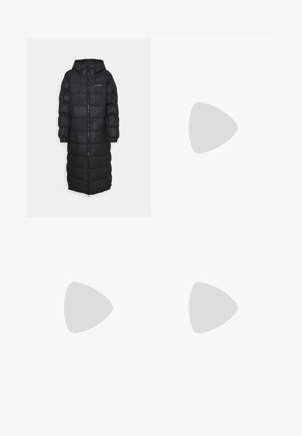 Giacca a vento nera con cappuccio, dotata di chiusura con zip, polsini elasticizzati e design trapuntato. Realizzata in materiale leggero e isolante.; Maglietta bianca a righe con scollatura rotonda e maniche corte. Presenta un piccolo logo Nike nero sul petto. Tessuto strutturato con una forma aderente.; Jeans ampi a vita alta blu con bottone frontale e tasche, texture sbiadita sulle cosce e orlo dritto.; Sneaker bianche in pelle con accenti blu, design della punta perforato e lacci a trama blu e bianca, indossate con calze grigie a coste.