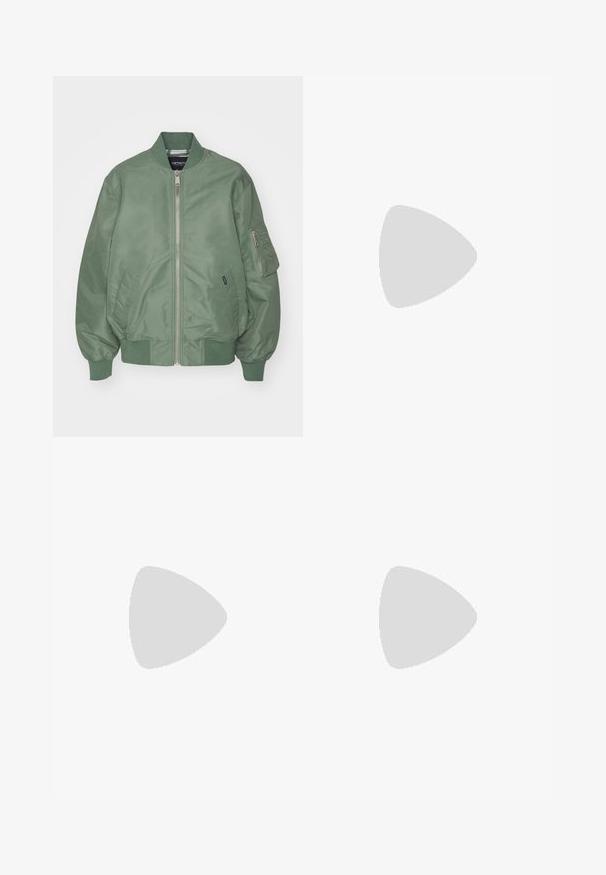 Carhartt WIP OTLEY - Bomberjacks - park; Witte geribbelde langemouwen top met een ronde halslijn. Gemaakt van een rekbare stof die het lichaam volgt. Heeft subtiele horizontale lijnen.; Lichtblauwe wijde spijkerbroek van denim, met een middellange taille, vijf zakken en een knoopsluiting met een slanke metalen accent.; Witte en zilveren Nike sneakers van meshstof, met reflecterende accenten en een beige zool. Gedragen met zwarte sokken, staand op een blauwe ondergrond.; Zilveren oorbellen in de vorm van een gladde, gepolijste ring. Ronde vorm met een veilige kliksluiting. Lichtgewicht ontwerp, geschikt voor dagelijks gebruik.