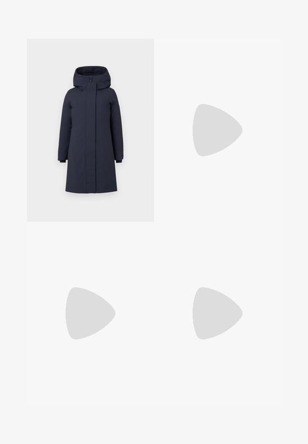 Tengerészkék parka dzseki magas gallérral, nagy kapucnival, hosszú ujjakkal és rejtett elöl zippel. Oldalzsebekkel és rugalmas mandzsettákkal rendelkezik.; Fehér, hosszú ujjú, galléros ing, amely pamutból készült. Gombos elülső része és egyetlen mellzsebe van. Simított textúra, laza szabás.; Sötétbarna, bő szárú nadrág, amely könnyű anyagból készült, magas derék, pliszék és két oldalzseb található rajta, valamint elasztikus derékkal rendelkezik.; Fekete bőr mules cipők, hegyes orral és alacsony, blokk sarkú kialakítással. Simább textúrával és elegáns dizájnnal. Nyitott hátú, minimális részletezéssel.; Fekete bőr bevásárlótáska négyzet alakú fogantyúval, texturált felülettel és dombornyomott logóval. Tartalmaz egy levehető pántot.