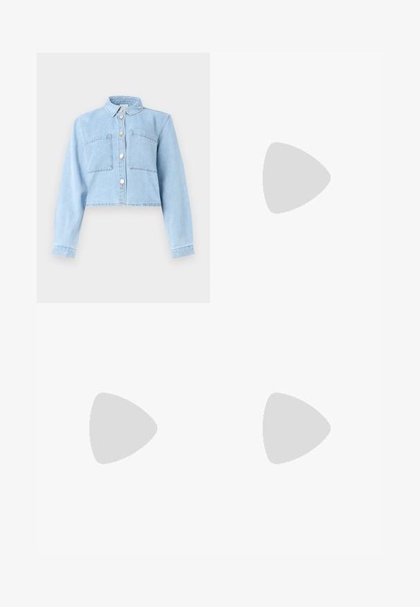Chaqueta de mezclilla recortada en azul claro con mangas largas, tapeta de botones y dos bolsillos en el pecho. Presenta un cuello clásico y una textura suave.; Camiseta negra de manga corta con cuello redondo, fabricada en suave algodón. Diseño simple, sin logos ni patrones visibles.; Vaqueros negros de campana fabricados en denim. Cuentan con un cierre de botón, cinco bolsillos y una textura suave. La pierna acampanada comienza por debajo de la rodilla.; Zapato de tacón puntiagudo de cuero negro con tira en el tobillo y tacón ancho. Textura plana, diseño elegante y estética minimalista.