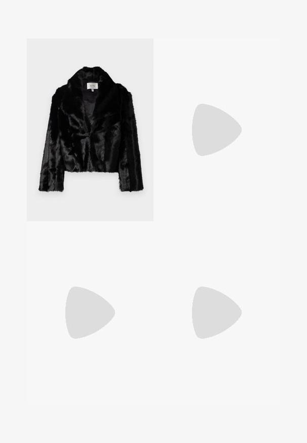 Zwarte faux fur cropped jas met een brede revers, zachte textuur en lange mouwen. Van binnen gevoerd met een gladde stof, merketiket zichtbaar.; Grijze gebreide trui met lange mouwen, geribbelde manchetten en zoom. Ronde halslijn met een losse pasvorm en een zachte textuur. Geen zichtbare patronen of accenten.; Witte oversized t-shirt van zachte katoen. Heeft korte mouwen, een ronde halslijn en een ontspannen pasvorm zonder zichtbare patronen of accenten.; Grijze A-lijn rok met een zachte textuur, geplooid ontwerp en een aansluitende taille. De stof lijkt lichtgewicht en valt soepel.; Zijaanzicht van een lichtgrijze Nike sneaker met veters, een swoosh-logo en een doorzichtige schokdempende zool op een effen achtergrond.; Bruine gevlochten leren tote bag met geknoopte handvatten, gedragen door een persoon in lichtblauwe spijkerbroek en zwarte Chunky schoenen. Gladde, textuurrijke oppervlakte.