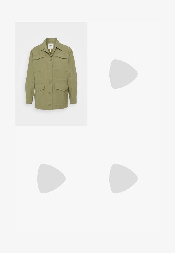 Giacca verde oliva con chiusura a bottoni, colletto appuntito e quattro tasche frontali. Realizzata in tessuto morbido, ha maniche lunghe e una vestibilità comoda.; Top corto a costine nero con scollatura rotonda e design senza maniche. Realizzato in tessuto morbido ed elastico, presenta bordi rifiniti con cura.; Pantaloni con motivo camouflage in tessuto leggero, con elastico in vita, tasche laterali e cordini regolabili alle caviglie.; Sneaker alte in tela color avorio con suole in gomma, cuciture dettagliate e un logo circolare, abbinate a pantaloni cargo a gamba larga grigio scuro.