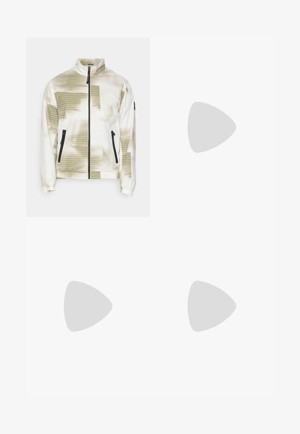 Calvin Klein DIFFUSED GRID BLOUSON - Poletna jakna - icicle/delta green; Bela kratka majica s kratkimi rokavi, izdelana iz bombaža, z okroglo izrezom in majhnim sivo logotipom na prsih. Gladka tekstura, klasičen kroj.; Mornarsko modri chinos hlače iz lahkega bombaža, z ravnim krojem, gumbnim zapiranjem in sprednjimi žepi. Gladka tekstura z minimalnim okrasjem.; Črne visoke teniske z belim podplatom in vezalkami, v kombinaciji z ohlapnimi modrimi džinsom, naslonjene na sivo ograjo.
