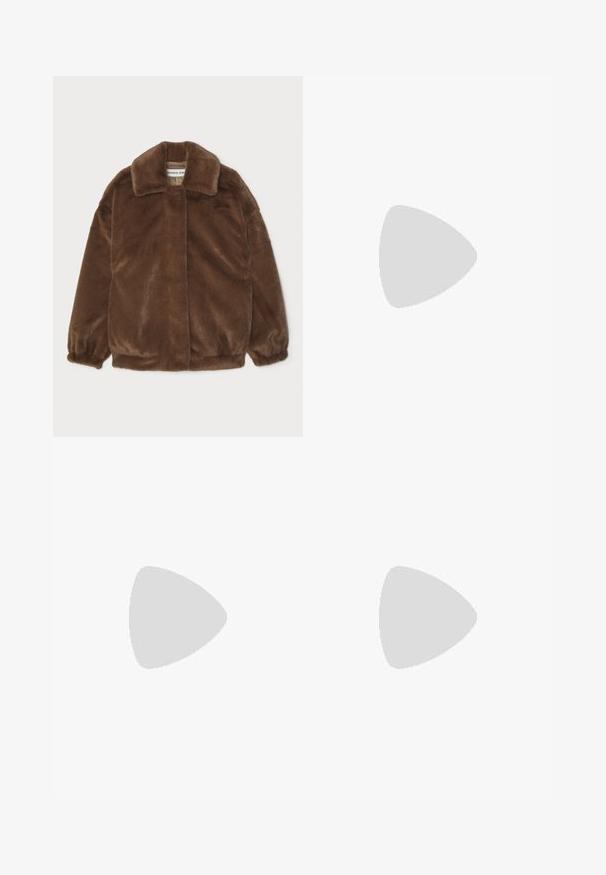 Braune Fake-Fur-Jacke mit einem Kragenhals, weicher Textur und elastischen Bündchen. Hat einen geraden Schnitt und keine sichtbaren Verschlüsse.; Braunes Baumwoll-T-Shirt mit entspannter Passform, kurzen Ärmeln und einem kleinen grafischen Aufdruck "LECKERE ERFRISCHENDE FRÜCHTE" in Weiß und Lila.; Braune Sporthose mit einem elastischen Bund, zwei Seitentaschen und einem kleinen Logo auf der linken Seite, gefertigt aus weichem Stoff.; Weiße Leder-Sneaker mit braunen Streifen, runder Zehenpartie, durchbrochener Gestaltung und einer Sohle aus Gummi.; Michael Kors MONTE CARLO - Sonnenbrille - silver-coloured