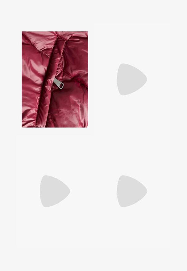 Burgundská púderová bunda s hladkým, lesklým povrchom, prešívanými časťami a kovovým zipsom s výrezom v tvare obdlžníka.; Čierny bezrukávový crop top vyrobený z hladkej tkaniny, so zaobleným výstrihom a čistým, jednoduchým dizajnom bez vzorov alebo kovania.; Čierne nohavice so strihom rovného strihu, s prednými vreckami a bočnými rozparkami na leme. Vyrobené z mäkkej, hladkej tkaniny. Vhodné na rôzne príležitosti.; Čierne lakované kožené sandálové podpätky s špicatou špičkou a geometrickým blokovým podpätkom. Disponujú elegantným, minimalistickým dizajnom a hladkým povrchom.