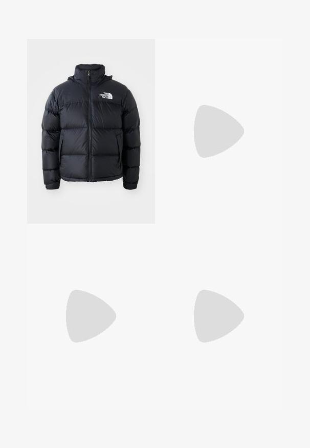 Černá péřová bunda s zipovým uzávěrem, polstrovanými sekcemi, vysokým límcem a logem The North Face na horní levé straně. Hladká textura, bez viditelných vzorů.; Kravetově bílý bavlněný tričko s krátkým rukávem, na hrudi s nápisem "NIKE SB" v černém a červeném písmu. Standardní kulatý výstřih.; Bílé slim-fit jogger kalhoty s elastickým pasem a šňůrkou, s bočními švy a malou černou nášivkou na pravé noze.; Bílé sportovní tenisky s hladkým svrškem, šněrováním, polstrovanou podrážkou a viditelnou vzduchovou jednotkou s červenými akcenty na značce.