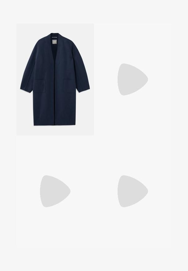 Manteau long bleu marine avec une coupe ample, des manches larges, un décolleté en V et deux poches avant. Fabriqué en tissu lisse et texturé.; T-shirt en coton blanc avec des manches courtes, un col rond, une coupe décontractée et un ourlet cousu. Étiquette visible à l'intérieur du col.; Pantalons blancs à jambes larges en coton avec une texture douce. Comprend un bouton à l'avant, une fermeture éclair et un design à quatre poches.; Sandales à talons en cuir verni beige avec un design à brides croisées, bout ouvert, bride de cheville réglable et un talon carré. Texture lisse.
