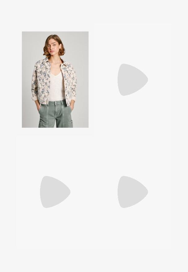 Gėlių raštų džinsinis švarkelis į kremine ir tamsiai mėlyna spalvomis, su sagom priekyje, dviem krūtinės kišenėmis ir pasukamomis rankovėmis. Dėvimas virš šviesaus marškinuko.; Balta trumpomis rankovėmis marškinėliai, pagaminti iš medvilnės, su dekoratyviais nėriniais aplink rankoves ir apvaliu kaklu.; Šviesiai mėlyni džinsiniai šortai, turintys penkis kišenes, užtrauktuko užsegimą ir mygtuko uždarymą. Apačia yra nusidėvėjusi, o dizainas yra laisvo pjūvio.; Balti aukštakulniai sandalai su masyviu kulnu, su dirželių dizainu ir kulkšnies raiščiu. Lygi tekstūra su platforma priekyje, suteikianti papildomą aukštį.