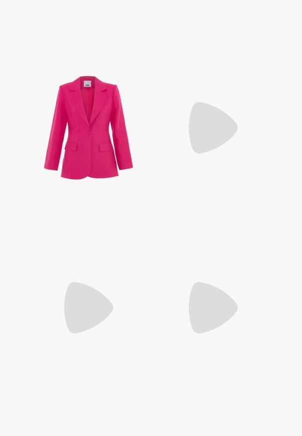 Fuksia-linen bleiseri, jossa on viistetyt kaulukset, yksittäinen nappisulku ja kaksi etutaskua. Rakennehartiat ja pitkät hihat.; Valkoinen toppi, jossa on V-pääntie, hieno pitsireunus, ohuet säädettävät olkaimet ja pehmeä, sileä kangas.; Vaaleansinisiä leveälahkeisia farkkuja, joissa on korkea vyötärö, haalistuneita kohtia, viisi taskua ja kontrastiväriset tikkaukset. Klassinen nappi- ja vetoketjusulku.; Korkokenkät tummanruskeasta kiiltävästä patenttinnahasta, teräväkärkiset, avoimet sivut ja säädettävä nilkkaremmi.; Silmärilakkiset tortoiseshell-aurinkolasit, joissa on pitkänomaiset ovaalit linssit, ruskea sävy, kultaiset logo-koristeet temppeleissä ja sulavalinjaiset mustat varret.; Korvakorut, joissa on kultaiset pyörteet ja kirkas tausta, joissa on teksturoituja kultakoristeita ja pieniä kirkkaita jalokiviä upotettuna muotoiluun.