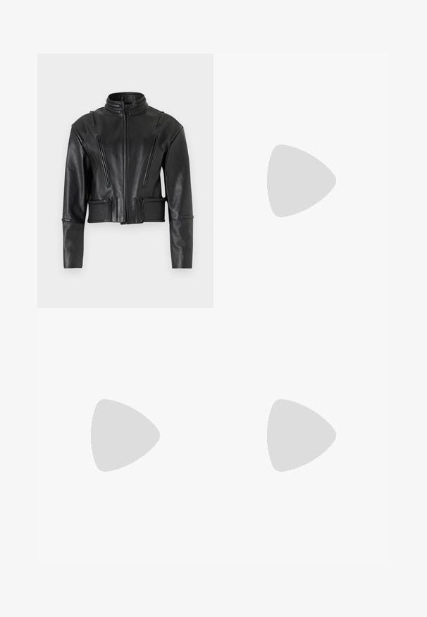 032c HIPPOLYTA GUARDED BIKER JACKET - Lederjacke - black; Schwarzes Baumwoll-T-Shirt mit kurzen Ärmeln, das ein gedrucktes weißes und graues "THE 2LOOK"-Design auf der Vorderseite zeigt. Klassischer Rundhalsausschnitt.; Dunkel gestreifte Hosen mit weitem Bein, aus strukturiertem Stoff mit vertikalen silbernen Nadelstreifen. Flacher Bund und Gürtelschlaufen.; Schwarzer Leder-Slingback-Schuh mit spitz zulaufender Zehenpartie, dekorativen Riemen mit METALLÖSEN und niedrigem Blockabsatz. Strukturelle Oberfläche.
