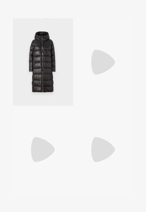 Blauer MARTHA - Zimski plašč - nero; Bela kratka majica s kratkimi rokavi z mornarsko modrimi horizontalnimi črtami, s strojenim logotipom "Tommy Hilfiger" na prsih. Klasičen kroj s krožnim izrezom.; Gubasta bela krila z črnim elastičnim pasom, ki nosi logotip "LACOSTE". Srednje dolga zasnova z mehkobo tkanine.; Bele usnjene športne copate z debelim belim podplatom, črnimi semišnimi detajli na peti in utisnjenim logotipom na strani. Zavezovanje s šestimi luknjicami.