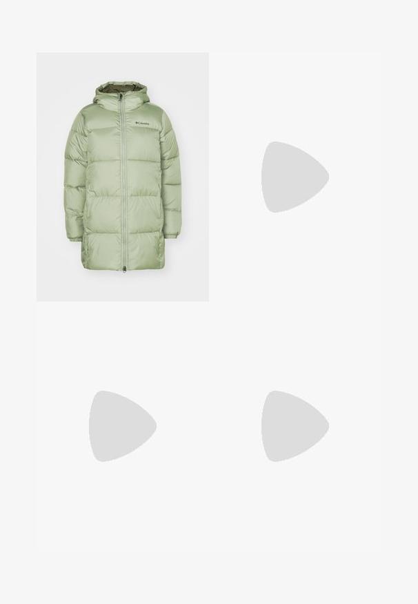Jachetă pufoasă verde cu glugă, design matlasat, fermoar frontal, manșete elastice și detaliu cu logo. Textură de material neted și ușor lucios.; Tricou alb din bumbac cu o croială lejeră, mâneci scurte și un mic logo brodat în zona stângă a pieptului.; Pantaloni din denim albastru cu talie înaltă și picioare largi, cu o cusătură contrastantă și buzunare laterale, având un design clasic cu cinci buzunare și margini brut.; Pantofi din piele întoarsă albaștri cu dungi roz și șireturi albe, având o talpă din cauciuc gumat, asortați cu pantaloni din denim largi pe o suprafață verde.