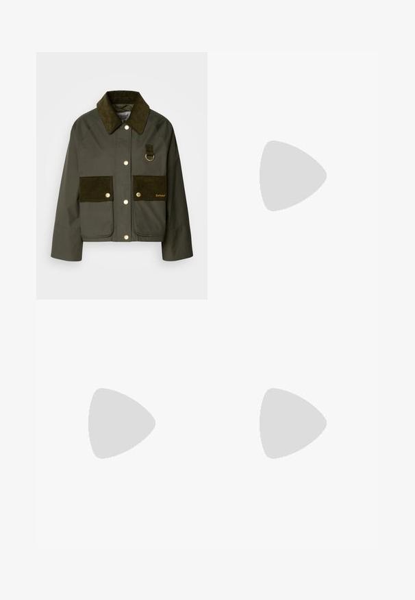 Casaco verde-oliva com colarinho em cotele e bolsos, apresentando ferragens douradas e um detalhe em D-ring. Design estruturado e cropped.; Top preto de manga curta feito de tecido suave. Apresenta um decote redondo e detalhe drapeado no ombro. Design simples e ajustado.; Calças largas em algodão bege claro. Apresentam uma cintura alta, bolsos frontais e um corte reto. Acabamento de bainha limpo, sem padrões.; Sapatilha branca com acabamento liso, detalhe preto no calcanhar e design com atacadores. Apresenta a marca "Calvin Klein" na lateral. Estilo minimalista.