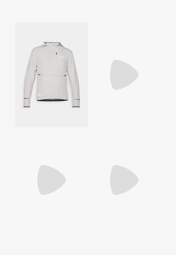 EA7 Emporio Armani HOODIE - Træningsjakke - gray/violet; Hvid kortærmet sportsbluse lavet af glat stof. Har en rund halsudskæring og et gråt logo på venstre bryst, samt slidser i siderne ved kanten.; Grå atletiske shorts lavet af et glat, let stof med elastisk talje, der inkluderer indre kompressionsshorts og sidelommer.; Sort atletiksko med en struktureret overdel, grå camouflage-mønstret sål og flade snørebånd. Har Under Armour-logoet på siden.