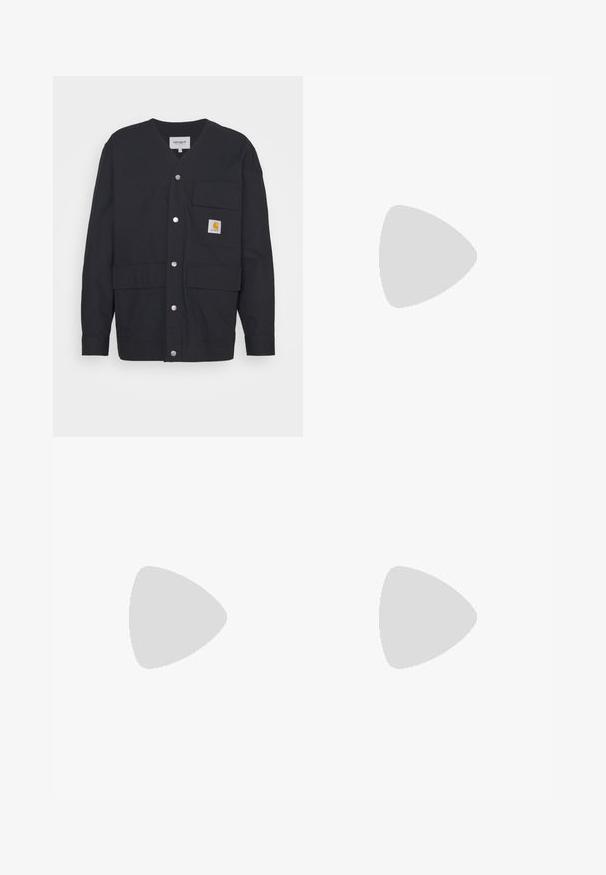 Carhartt WIP ELROY - Giacca leggera - black; Maglietta nera a maniche corte con dettagli bianchi a tre strisce sulle spalle e un piccolo logo bianco sul petto. Tessuto dalla texture liscia.; Pantaloni sportivi neri con vita elasticizzata, design a gamba dritta, tasche laterali e polsini con zip, realizzati in un tessuto liscio e leggero.; Sneaker Adidas Mundial Goal bianca con strisce nere e suola in gomma, mostrata in volo sopra un pavimento di un campo sportivo con linee colorate.