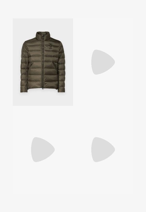Blauer AUSTIN - Dunjakker - olive; Hvid bomulds-T-shirt med rund halsudskæring, korte ærmer og et lille broderet logo med bjerge og tekst på venstre bryst.; Lys beige sweatpants lavet af bomuld, med elastisk talje, ribbede mansjetter og et grønt logo med bladdesign på venstre ben.; Hvide lædersneakers med rund tå, snørebånd foran og sort hælaccent. Har et lille broderet krokodillelogo på siden.