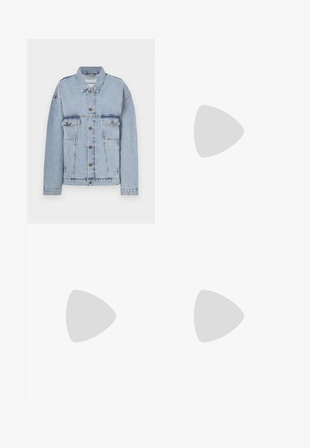 Světle modrá džínová bunda s zapínáním na knoflíky, dvěma náprsními kapsami a klasickým límcem. Oversized střih s opotřebovanými detaily.; Bílá bavlněná tričko s krátkými rukávy, černý žebrový límec a černý textový logotyp na levém rameni. Klasický střih, hladká textura.; Tmavě modrá džínová sukně s rovnýcm střihem, stříbrné druky vpředu a jemné švy podél švů.; Stříbrná a černá sportovní obuv s vrchní částí z mesh a syntetických materiálů, objemným designem a texturovaným povrchem. Obsahuje polstrovaný límec a gumovou podrážku.; Černé sluneční brýle s ostrým designem ve stylu kočičích očí. Stříbrné zrcadlové čočky. Štíhlé, lehké plastové rámy s jemným brandingem na spáncích.