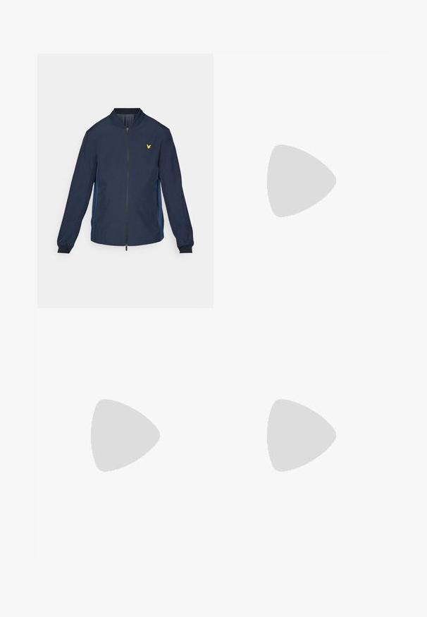 Tamsiai mėlynas bombonešio švarkas su užtrauktuku priekyje, šoninėmis mėlynomis juostomis, išpūstais rankogaliais ir mažuoju auksiniu erelio logotipu krūtinėje. Lengvas audinys.; Du keturių marškiniai: vienas tamsiai mėlynas ir vienas baltas, abu su mažais raudonais, baltais ir mėlynais akcentais ant krūtinės kišenės ir apykaklės.; Tamsiai mėlynos džinsinės kelnės su liesu siluetu, subtiliu nusidėvėjimu, penkiomis kišenėmis ir metaliniu mygtuku užsegimui. Įsiūtos akcentai kontrastinga spalva.; Baltos sportinės kedai su lygaus odos viršumi, raišteliais priekyje, perforuotu kojų pirštu ir raštuotu padu. Minimalistinis dizainas su trimis šoninėmis juostelėmis.