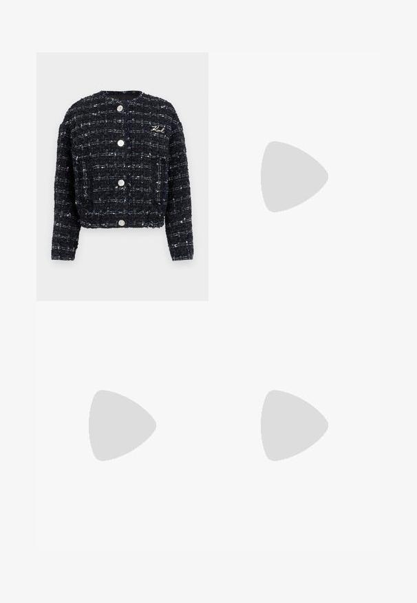 Blauwe tweedjas met een textuurafwerking, voorzien van lange mouwen, een ronde hals en zilveren knopen. Geborduurd logo aan de voorkant.; Zwarte katoenen t-shirt met korte mouwen, ontspannen pasvorm en contrasterend zijpaneel met kleine tekst en ontwerpelementen.; Zwart-witte tapered broek met een slanke pasvorm en contrasterende panelen. De stof heeft een gladde textuur; de tailleband is plat en aansluitend.; Zwarte leren slingback hakken met een spitse neus, slanke hak en decoratieve gespdetails op de bovenkant. Gladde textuur en een strakke uitstraling.