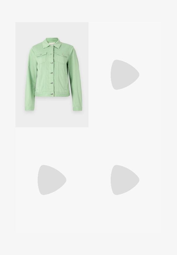 Giacca di jeans verde chiaro con maniche lunghe, colletto, bottoni frontali e due tasche sul petto. Tessuto liscio con dettagli in metallo argentato.; T-shirt bianco a maniche corte in cotone. Presenta una vestibilità morbida con scollatura rotonda e spalle leggermente cadenti. Senza fantasie o dettagli.; Pantaloni neri a gamba larga con vita alta, dettagli con bottoni in vita e pieghe frontali.; Scarpa con tacco alto in pelle verniciata nera con punta affusolata e tacco quadrato. Presenta un cinturino decorativo con dettaglio di fibbia sul collo del piede.