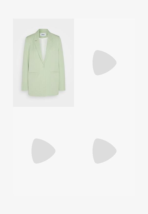 Minimum TARA  - Pitkä takki - smoke green; Valkoinen puuvillapaita lyhyillä hihoilla ja pyöreällä kaula-aukolla, jossa on keskellä sininen, punainen ja musta Levi's-logo.; Mustat farkut, joissa on slim fit -muotoilu, viisi taskua ja hopeanväriset yksityiskohdat. Varustettu nappikiinnityksellä ja sileällä pinnalla.; Valkoiset platofom-nikeet, joissa on sileä nahkapinta, reikiin leikattu yksityiskohta ja litteät nauhat; paksu valkoinen kumipohja.; Beige kangaskotelo, jolla on pyöreä muoto, litteä yläosa ja hienovaraisia sauman yksityiskohtia. Mukana minimaalinen logo ja sivuhihna.