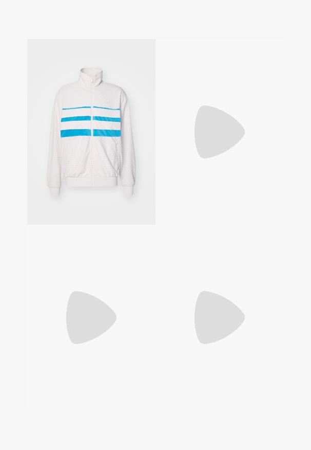 Vit zip-up jacka med kviltad textur, med tre horisontella blå ränder över bröstet. Ståkrage och elastiska ärmslut.; Vit bomull T-shirt med en svart Adidas-logotyp i mitten. Korta ärmar och rundad halsdesign. Slät textur.; Svarta träningsbyxor med elastisk midja, med vita sidostreck och en liten logotyp. Materialet verkar mjukt och lätt.; Svartvita sneakers med ovandel i mocka och läder, med tre vita ränder, perforerad tå och sula av gummigummi.