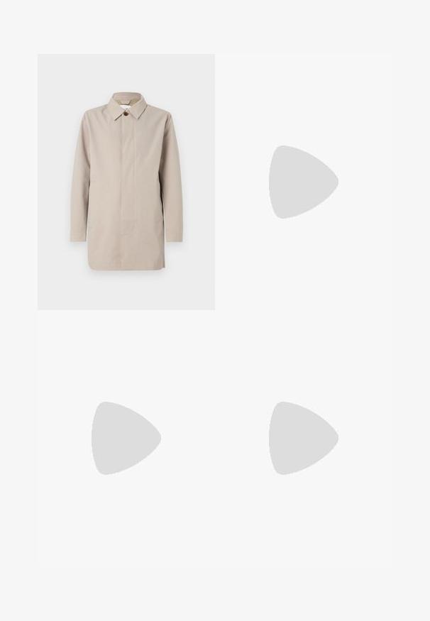 NN.07 KIM  - Īss mētelis - light grey/khaki; Melnas garo piedurkņu krekls ar vertikālām svītrām, divām krūtīm kabatām, apkakles izgriezumu un pogu aizdari. Mīksta, teksturēta auduma.; Tumši zili džinsi, taisna jakuma dizains, pieci kabatas, pogu aizdare, ar vieglu izbalēšanu un diegu detaļām. Gluda tekstūra.; Melnas ādas kurpes ar gludu tekstūru, noapaļu purngalu un dekoratīvu siksniņu pāri priekšpusei. Zems sakrauts papēdis, minimālisma dizains.