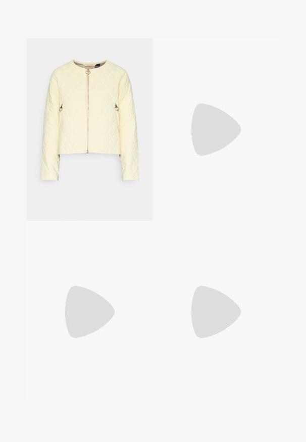 Gestepptes, cropped Jacket in sanftem Gelb mit runder Ausschnitt, Vorderreißverschluss und seitlichen Reißverschlusstaschen; mit silbernen Hardwareakzenten.; Weißes Baumwoll-T-Shirt mit kurzen Ärmeln, Rundhalsausschnitt und lockerer Passform. Glatte Textur, keine Muster oder Akzente, minimalistisches Design.; Schwarze weit geschnittene Jeans aus Denim mit einem hoch sitzenden Bund, fünf Taschen und einem Metallknopfverschluss mit kontrastierendem Nähte.; Schwarze Lederloafer mit einer abgerundeten Spitze, dicker strukturierten Laufsohle und minimalen Nähten. Schlankes Design ohne sichtbare Schnürsenkel oder Beschläge.