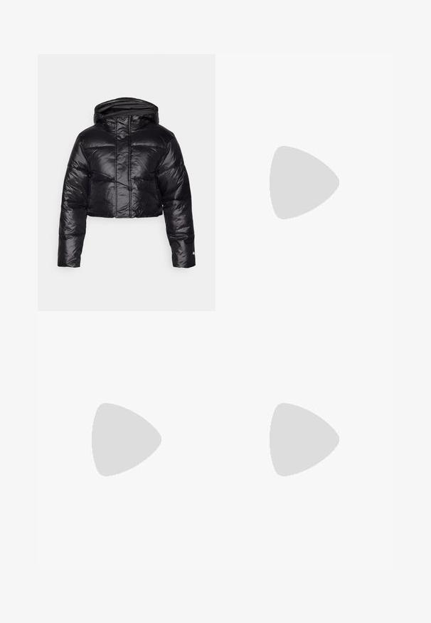 Avskuren svart pufferjacka med en glänsande yta, huva och horisontell quiltad mönstring. Har elastiska ärmslut och dragkedja framtill.; Svart linne med tunna axelband och ett korslagt mönster på baksidan. Tillverkat av mjukt, elastiskt material med en figurnära silhuett.; Svarta leggings gjorda av stretchigt tyg, med ett hög midja, slät yta och en kroppsnära passform. Inga synliga mönster eller metalldelar.; Ljusbeige träningsskor med perforerat ovandel, texturerade detaljer, vadderad krage och vit gummisula, designade för komfort och andningsförmåga.