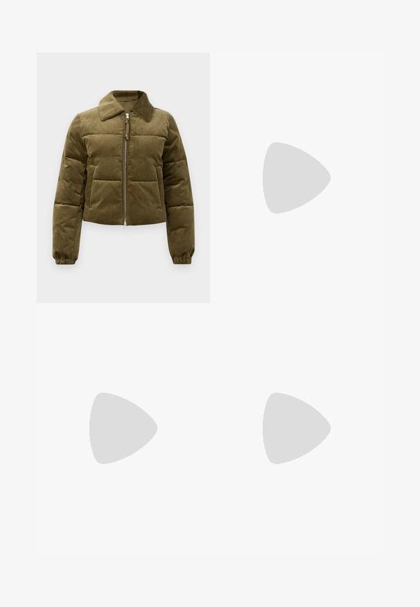 Olivengrøn kordfløjl pufferjakke med en cropped design, krave, lynlås lukning og elastiske manchetter. Har detaljer med stikningspanel.; Grå uldtrøje med et lyserødt og lys gråt diamantmønster. Rund halsudskæring og ribbestrikket bundkant. Blød tekstur, lange ærmer.; Fløjel flared bukser i dyb olivengrøn. Har fem lommer, en knaplukning og lodrette ribbede strukturer. Standard pasform med et klassisk design.; Sort læder ankelstøvle med en kraftig sål, elastiske sidepaneler og en glat overflade. Elevaret design med kontrasterende såldetalje.