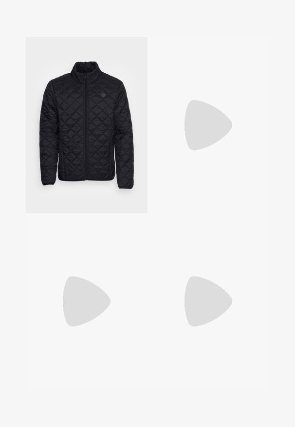 Blend OUTERWEAR - Casaco de verão - black; T-shirt de algodão preto da Nike com um clássico decote redondo, mangas curtas e um logótipo em relevo discreto no peito. Textura suave.; Calções pretos com um cós elástico ajustável, fabricados em tecido leve com uma textura suave e um design simples, sem logótipos ou padrões visíveis.; Sapatilhas desportivas pretas com tecido texturizado e solas em borracha, apresentando atacadores elásticos e um detalhe azul no calcanhar. Usadas com calças de ganga claras.