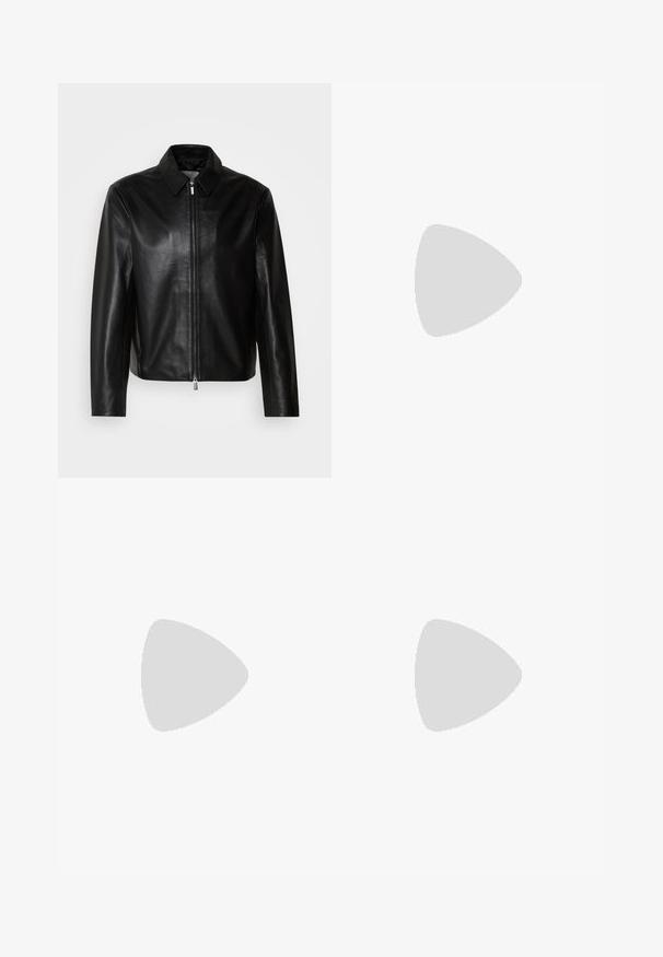 Giubbotto in pelle nera caratterizzato da una texture liscia, con zip frontale e collo classico. Progettato per una silhouette sartoriale, senza decorazioni visibili.; Canotta bianca in cotone con scollatura rotonda, spalline larghe e orlo dritto, caratterizzata da una superficie liscia e senza motivi visibili.; Jeans dritti marroni con cinque tasche, accessori in metallo e una texture liscia. Il tessuto presenta un motivo sottile e uniforme.; Mocassini in pelle marrone con accentuazione in tela taupe, dettaglio cucito e suola in gomma testurizzata progettata per comfort e durata.; Occhiali da sole Ray-Ban con lenti verdi, montatura in plastica nera e dettagli dorati ai bordi. Forma quadrata con finitura opaca.