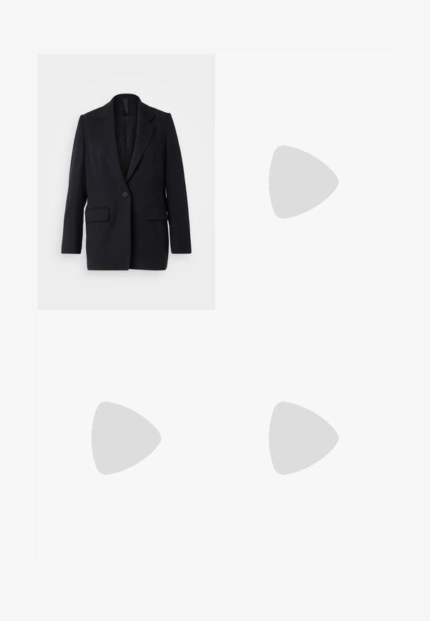 DRYKORN GLENDALE - Īss mētelis - black; Balta apkakles apvalka bluze, izgatavota no gluda auduma, ar īsām piedurknēm un savilktām detaļām jostasvietā, nodrošinot brīvu piegriezumu.; Melni, augstā jostasvietā sīkie bikses ar taisnu piegriezumu. Izgatavoti no gludas auduma, ar priekšējām krokām un sānu kabatām.; Melnas ādas zābaki līdz vidus teļam ar masīvu blokveida papēdi un noapaļotu purngalu, redzami sānu profilā uz baltas fona.