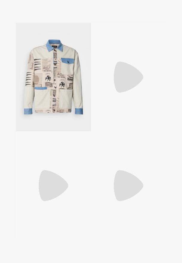 Beige Jacke mit mehreren Mustern, einem blauen Denim-Kragen und -Tasche, ausgestattet mit verschiedenen künstlerischen Drucken und zwei Fronttaschen.; Weißes Baumwoll-T-Shirt mit Rundhalsausschnitt, kurzen Ärmeln und lässiger Passform. Etikett innen am Kragen gedruckt; keine sichtbaren Muster oder Akzente.; Schwarze Hose aus glattem Stoff, mit Reißverschluss, Knopfverschluss und umgeschlagenen Säumen für ein lässiges Design.; Schwarze Ledersneaker mit glatter Textur, beiger Gummisohle, Schnürdesign und einem kontrastierenden Fersenakzent.
