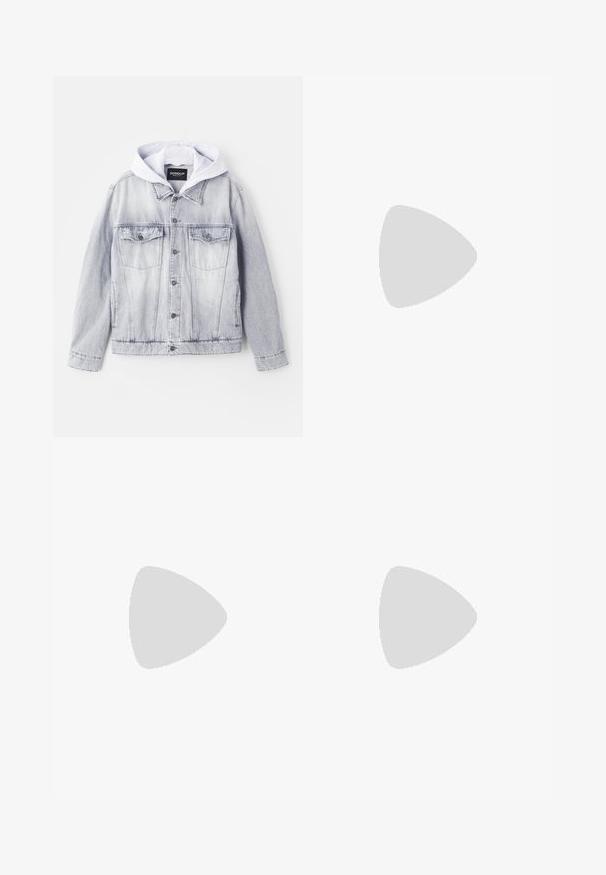 Denim jack in lichtgrijs met een grijze capuchon. Beschikt over twee borstzakken, knoopsluiting aan de voorkant en een iets cropped pasvorm. Zachte textuur.; Zwarte katoenen T-shirt met een ronde hals, korte mouwen en een witte logo-print op de linkerkant van de borst. Eenvoudig, effen kleur ontwerp.; Filippa K WIDE TROUSERS - Broek - driftwood; Zwarte leren instappers met een gladde textuur, ronde neus en een decoratieve band over de wreef. Lage, gestapelde hak en minimalistisch ontwerp.