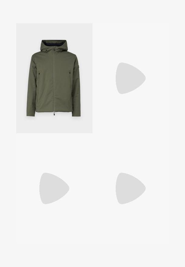 Kapucňová bunda v olivovo zelenej farbe, jemný materiál, má predný zips a dve bočné zipsové vrecká. Minimalistický dizajn s jemnými akcentmi.; Biely bavlnený tričko s výstrihom do V, krátkymi rukávmi, s čiernym logom EA7 na ľavej hrudi. Hladká textúra, jednoduchý dizajn.; Svetlomodré džínsy s úzkym strihom, piatimi vreckami a rovnými nohavicami. Obsahujú zips a pásky na opasok. Mäkká textúra.; Biele tenisky s semišovými akcentmi, zaoblenou špičkou, plochými šnúrkami a krémovou gumovou podrážkou. Na päte sú zelené značky.; Čierny textilný bedrový batoh s zakriveným tvarom, ktorý má zipsový hlavný compartment a prednú kapsu, s vytlačenou značkovou etiketou na prednej strane.
