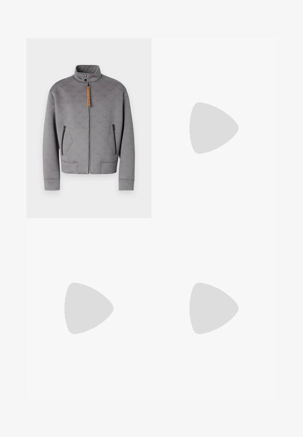 Grå lynlåsjakke med høj krave, med et struktureret mønster og orange detaljer. Indeholder to lynlåslommer på siden og en lige pasform.; Sort bomulds T-shirt med rund halsudskæring, korte ærmer og "EMPORIO ARMANI" logo i hvid over "Milano" i et buet design.; Filippa K TERRY CROPPED TROUSERS - Bukser - sage melange; Hvide og sorte sneakers med en glat læderoverdel, teksturerede detaljer og en kraftig hvid sål. Har et klassisk snørebåndsdesign.; Sorte runde solbriller med mørke linser og slanke metalarme. Inkluderer klare tempeltips og sølvdetaljer ved hængslet. Minimalistisk design.