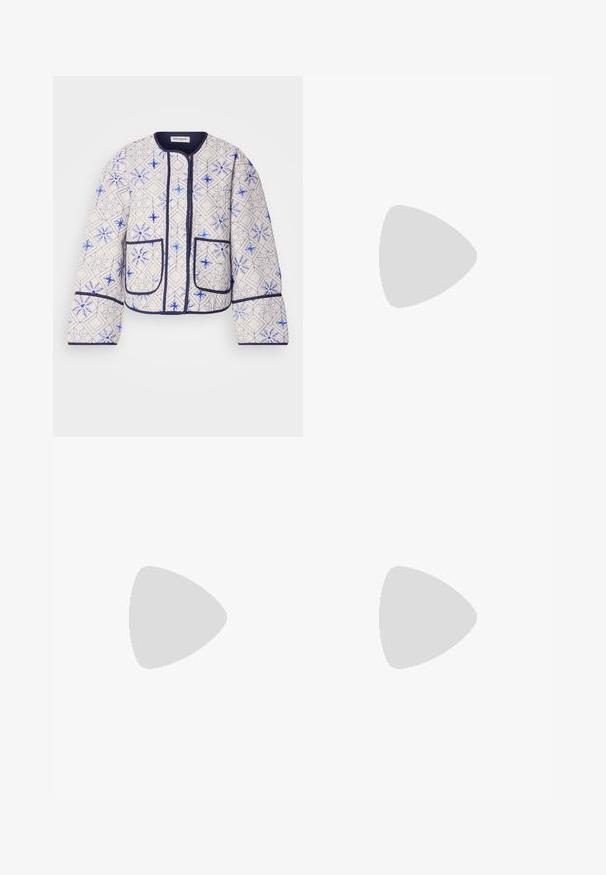 Padded jakna iz kremaste tkanine z modrimi geometrijskimi vzorci. Ima zaobljen ovratnik, mornarsko modre obloge in dve sprednji žepni zadnji.; Bela bombažna majica brez rokavov z širokim izrezom in tankimi naramnicami. Gladka tekstura brez vidnih vzorcev ali okraskov.; Svetlo modri široki traper hlače. Imajo visoko pasico, zaponko na gumb in vidne šive. Na sprednji strani niso vidni žepi.; Črne usnjene balerinke s koničastim nosom, trak z srebrno zaponko, v kombinaciji s črnimi elegantnimi hlačami z razporkom na robu.; Srebrni obroči za ušesa z gladko, polirano površino. Okrogla oblika in varna zaponka s klikom. Lahka zasnova, primerna za vsakodnevno nošenje.