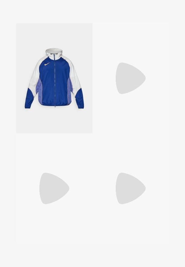 Veste coupe-vent bleue et blanche avec fermeture éclair à l'avant, capuche et accents violets contrastants ; présente un petit logo orange sur la poitrine.; T-shirts en coton blanc, à manches courtes, design col rond, texture uniforme, empilés en rangée, avec un logo subtil au niveau de l'encolure.; Pantalons de sport navy avec une taille élastique, jambes effilées, en tissu lisse, arborant un logo Nike blanc sur le côté gauche.; Baskets en cuir noir avec surface texturée, swoosh Nike blanc, semelle grise, bout rond et design à lacets. Comprend des perforations sur la boîte à orteils.