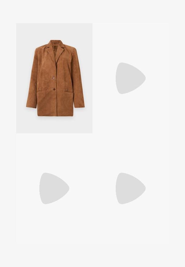 Bruine suède blazer met notched lapels, twee frontknopen, borstzak met welt en twee onderste klepzakken, gepresenteerd tegen een witte achtergrond.; Zwarte coltrui met lange mouwen, cropped ontwerp, gebreide textuur en aansluitende manchetten. Eenvoudig, effen kleur zonder patronen.; Witte, getailleerde mini-jurk met een gladde textuur en strakke lijnen. Geen zichtbare patronen of hardware. Rechte zoom aan de onderkant.; Zign Laarzen - black; Zwarte, hoekige zonnebril met grijze lenzen; gemaakt van plastic, met dikke armen met een gladde oppervlakte en zonder zichtbare hardware.
