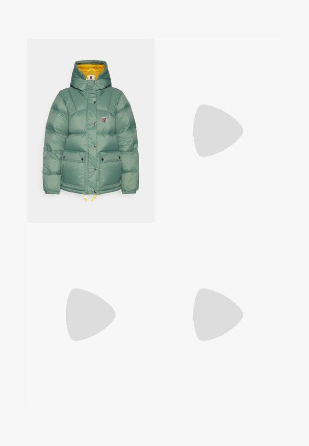 Fjällräven EXPEDITION DOWN LITE JACKET W - Pūkinė striukė - patina green/mustard yellow; Balta medvilnė marškinėliai su laisvu sijonu, trumpomis rankovėmis ir maža siuvinėta logo kairėje krūtinės pusėje.; Šviesiai rudos spalvos cargo kelnės su aukštu liemeniu, plačiomis kojomis ir keturiomis didelėmis šoninėmis kišenėmis. Pagamintos iš patvarios medžiagos su lygiu paviršiumi ir minimaliais detalėmis.; Juodos ir pilkos sportinės bateliai su atspindinčiais sidabriniais akcentais, tekstūruotais akių paneliais ir ryškiai geltonais detalėmis. Daili suvarstymo konstrukcija su tvirtu padu.