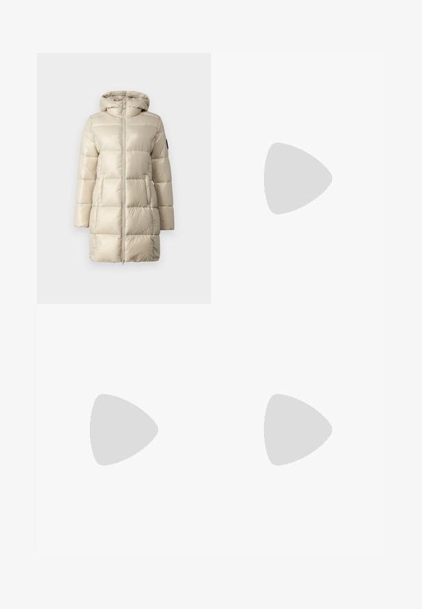 Puffig jacka i beige, med ett kviltat mönster, dragkedja framtill och huva. Materialet är glansigt och slätt, med sidofickor och en logotypdetalj.; Vit kortärmad t-shirt med marinblå horisontella ränder, med broderad "Tommy Hilfiger" logotyp på bröstet. Klassisk crew neck-design.; Fälld vit kjol med svart elastiskt midjeband som har "LACOSTE"-logotypen. Mittenlång design med mjuk textur.; Vita lädersneakers med en tjock vit sula, svartsuede hälaccent och präglad logotyp på sidan. Snörningsdesign med sex öglor.